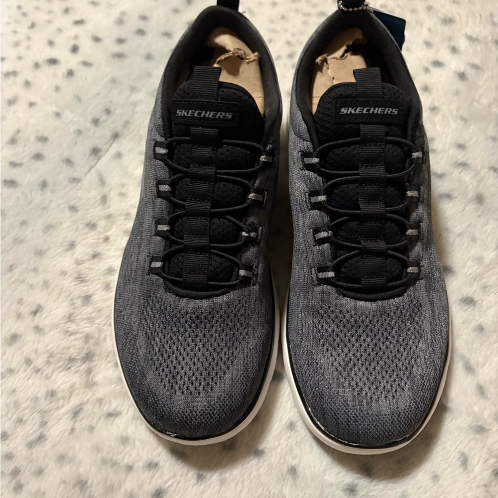 Men’s Skechers slip on tennies size 9.5